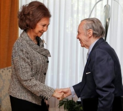 La Reina recibe el saludo del presidente de la FAD