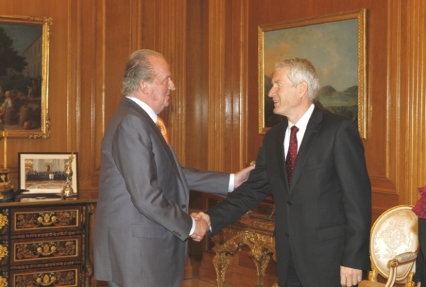 Saludo entre Don Juan Carlos y el secretario general del Consejo de Europa