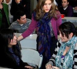 Doña Letizia conversa con dos alumnas del centro