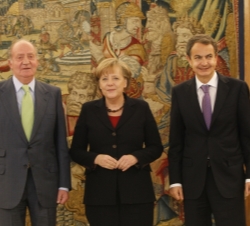 Don Juan Carlos junto a la canciller alemana, Angela Merkel, y el presidente del Gobierno español, José Luis Rodríguez Zapatero