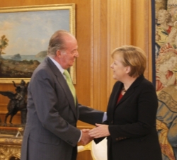 Su Majestad el Rey saluda a la canciller de la República Federal de Alemania