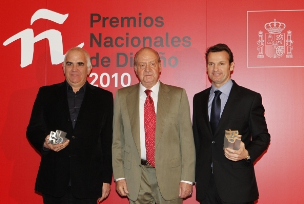 Su Majestad el Rey junto a los premiados