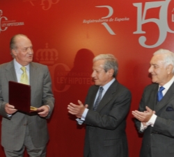Su Majestad el Rey recibe la Medalla Conmemorativa del 150º Aniversario de la Ley Hipotecaria
