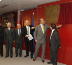 Su Majestad el Rey descubre una placa conmemorativa del 150º Aniversario de la Ley Hipotecaria