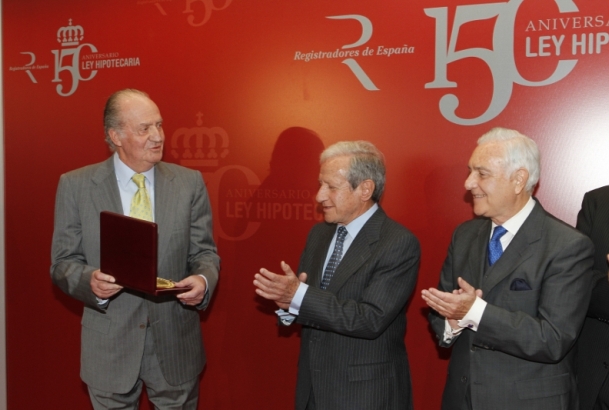 Su Majestad el Rey recibe la Medalla Conmemorativa del 150º Aniversario de la Ley Hipotecaria