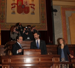 Don Felipe y Doña Letizia con el presidente del Congreso de los Diputados, José Bono, en la tribuna de oradores
