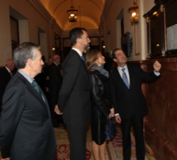 Los Príncipes junto al presidente del Congreso de los Diputados y el ministro de la Presidencia, mostrándoles el orden del día en la sesión de hoy, pr