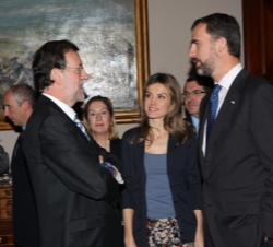 Sus Altezas Reales los Príncipes de Asturias conversan con el jefe de la Oposición y presidente nacional del Partido Popular, Mariano Rajoy