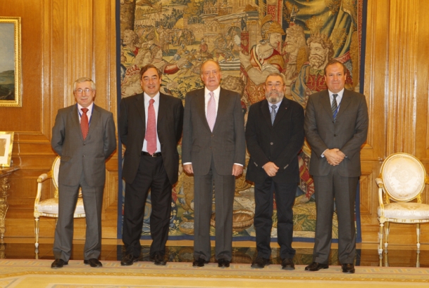 Su Majestad junto a los Interlocutores Sociales