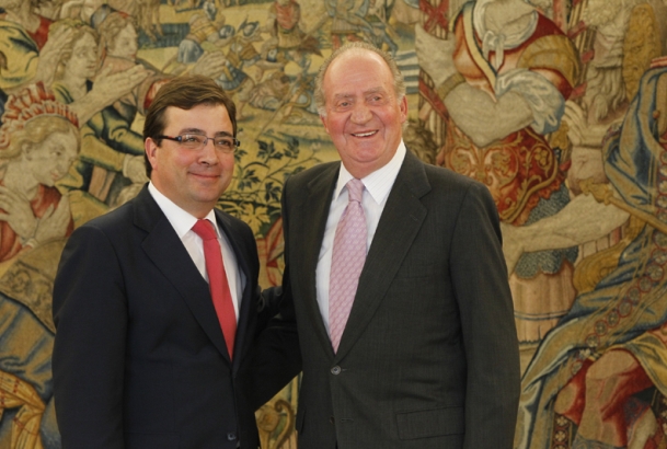 Don Juan Carlos junto a Guillermo Fernández Vara