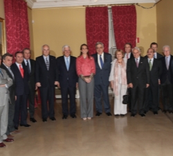 Su Alteza Real la Infanta Doña Elena junto a los patronos de la Fundación Doña María de las Mercedes
