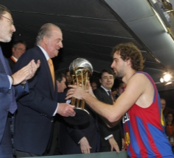 Su Majestad entrega el trofeo al capitán del Regal F.C. Barcelona, Roger Grimau