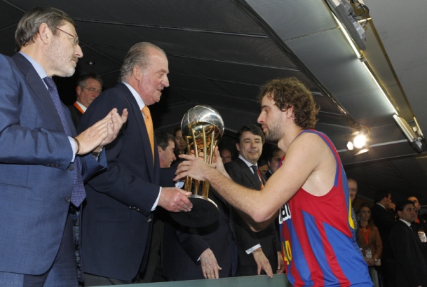 Su Majestad entrega el trofeo al capitán del Regal F.C. Barcelona, Roger Grimau