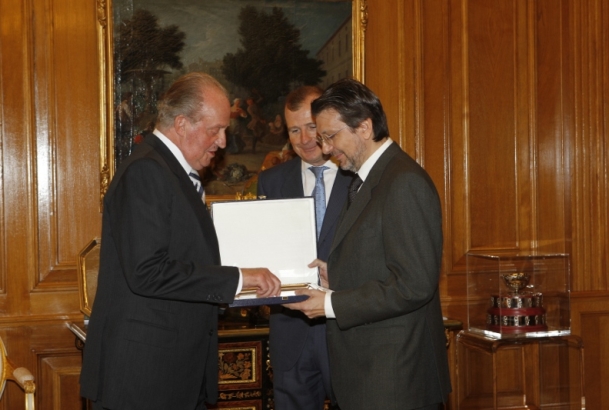 Don Juan Carlos entrega el galardón a Ignacio Camacho