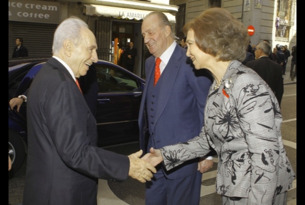 Sus Majestades los Reyes reciben al Presidente israelí a su llegada a la sede de la Casa Sefarad-Israel