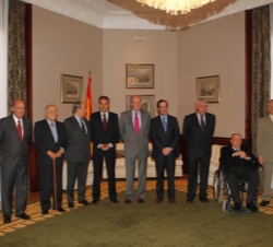 Su Majestad el Rey, con a los líderes políticos de 1981, en el interior del Congreso