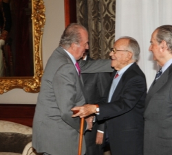 Don Juan Carlos saluda a Santiago Carrilo en presencia de Landelino Lavilla