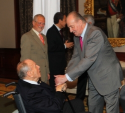 Saludo entre Su Majestad el Rey y Manuel Fraga