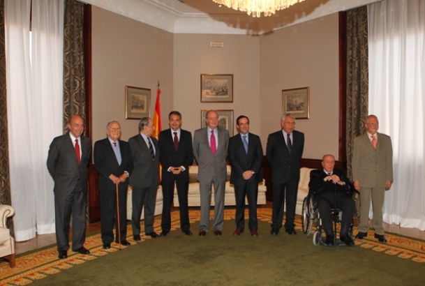 Su Majestad el Rey, con a los líderes políticos de 1981, en el interior del Congreso