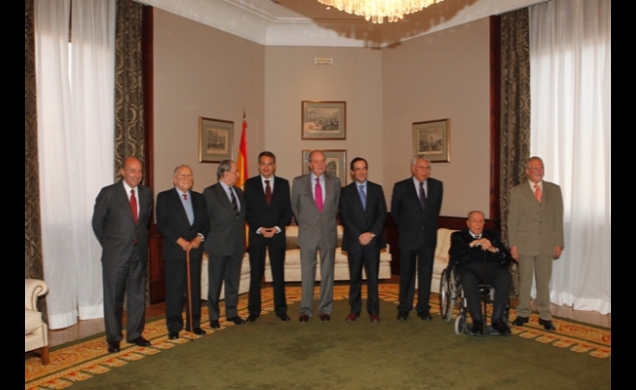 Su Majestad el Rey, con a los líderes políticos de 1981, en el interior del Congreso