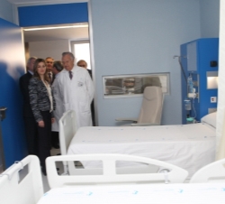 Doña Letizia visita una de las habitaciones del centro