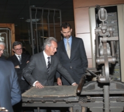 El Príncipe atiende a las explicaciones del presidente del Grupo Alzamora durante su visita al Museo