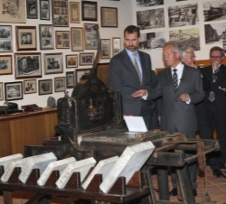 Don Felipe durante su visita al Museo de Artes Gráficas de Alzamora