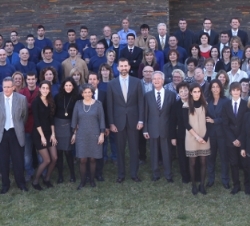 Fotografía de grupo con los empleados y la familia Alzamora