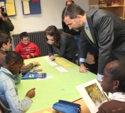 Don Felipe observa alguno de los trabajos realizados por los niños