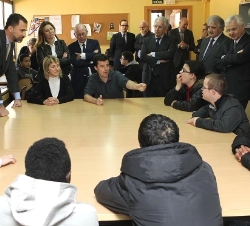 Su Alteza Real el Príncipe de Asturias conversa con algunos alumnos de la Escuela