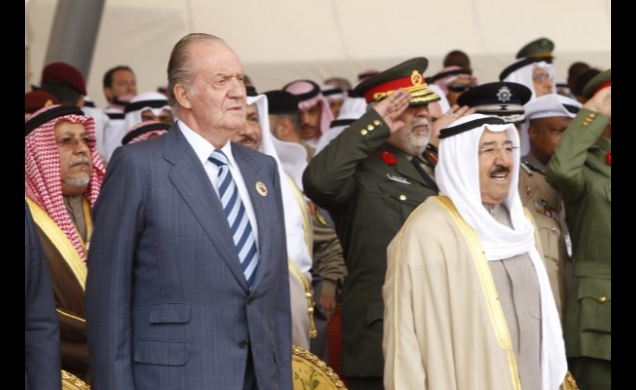 Don Juan Carlos, junto al Emir de Kuwait, durante el desfile