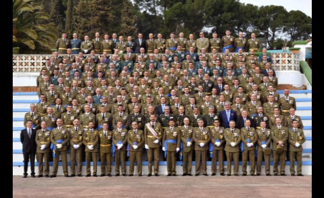 Fotografía de grupo de la XLV Promoción con el Príncipe de Asturias