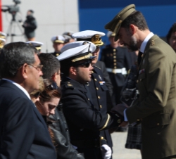 Su Alteza Real da el pésame al cabo primero HerminioÁlvarez Gómez, que resultó herido leve en el trágico accidente