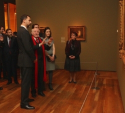 El Príncipe, durante su recorrido por la exposición
