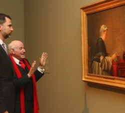 Don Felipe contempla una de las obras de Chardin acompañado por el comisario de la muestra, Pierre Rosenberg
