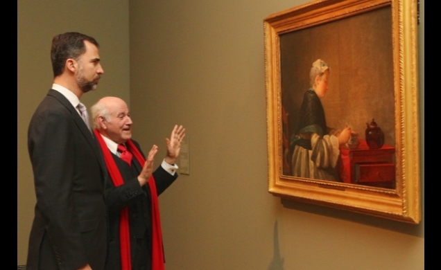 Don Felipe contempla una de las obras de Chardin acompañado por el comisario de la muestra, Pierre Rosenberg