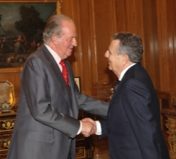 Su Majestad el Rey saluda al vicepresidente de la Fundación Conde de Barcelona