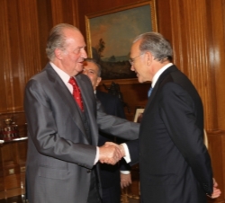 Don Juan Carlos saluda al presidente de La Caixa
