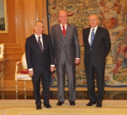 El Rey junto al Conde de Godó e Isidro Fainé