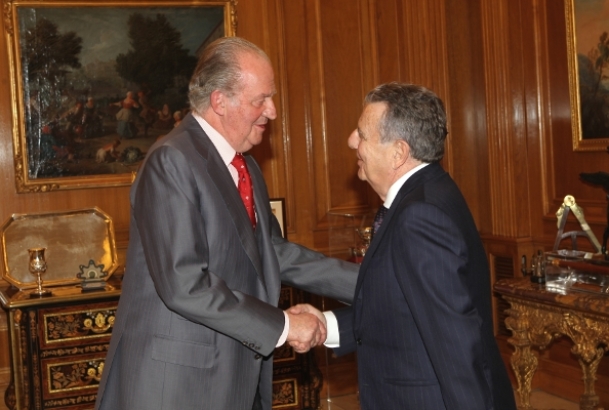 Su Majestad el Rey saluda al vicepresidente de la Fundación Conde de Barcelona
