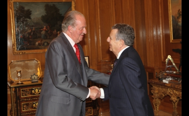 Su Majestad el Rey saluda al vicepresidente de la Fundación Conde de Barcelona