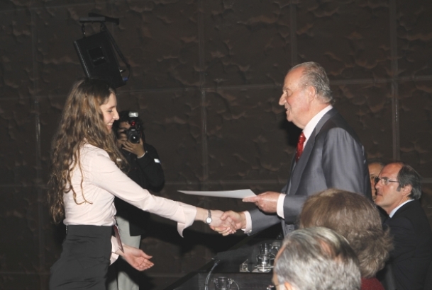 Su Majestad el Rey hace entrega de una de las becas