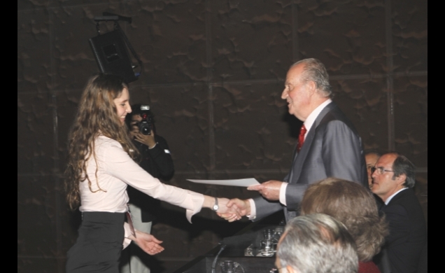 Su Majestad el Rey hace entrega de una de las becas