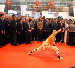 Doña Elena durante una actuación en el stand de China:Chinese Service Center