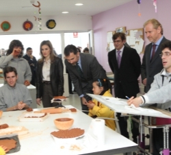 Don Felipe y Doña Letizia se interesan por las actividades en los talleres