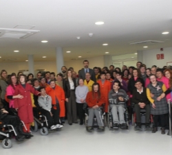 Fotografía de grupo con usuarios y trabajadores del centro
