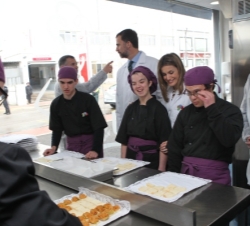 Los Príncipes de Asturias con trabajadores del Centro Especial de Ocupación'Social Catering' y Ecover