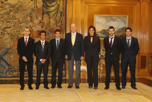 Don Juan Carlos junto a los pilotos