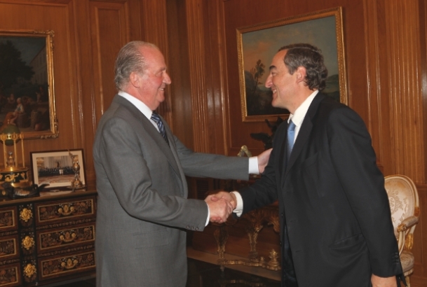 Su Majestad el Rey recibe el saludo de el presidente de la CEOE
