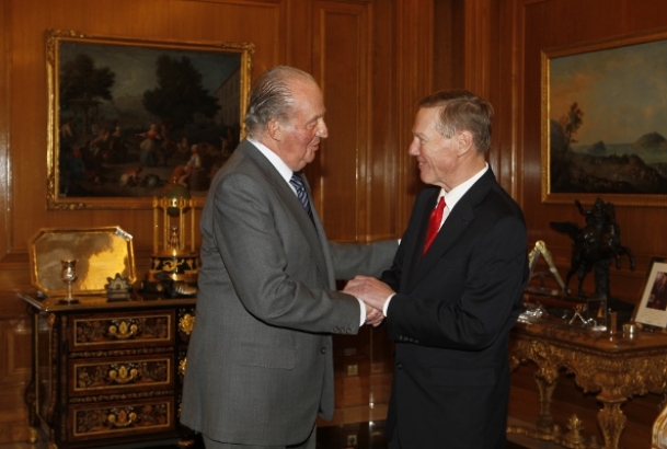 Don Juan Carlos recibe el saludo del presidente mundial de Ford Motor Company, Alan Mulally
